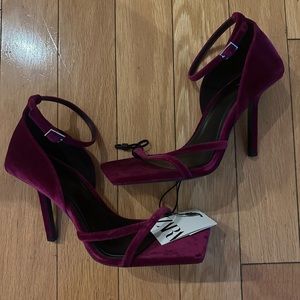 Zara heeled velvet sandals in Fuchsia /Burgundy color